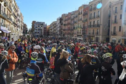 La Plaça de la Font ha acogido centenares de ciclistas.