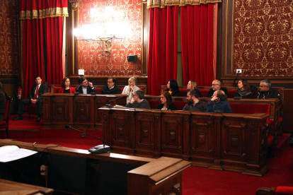 Pla obert d'una de les bancades del plenari de l'Ajuntament de Tarragona, amb el regidor Javier Villamayor, a l'esquerra, intervenint i gesticulant dirigint-se als grups d'ERC i la CUP. Imatge de l'1 de març del 2016.