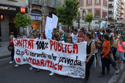 Cerca de 200 personas reclaman una sanidad pública y de calidad en una marcha por Tarragona