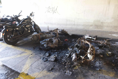 Les motos que van cremar encara segueixen al carrer