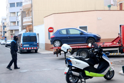 Una grúa llevándose uno de los vehículos requisados durante la operación policial contra el blanqueo de capitales procedentes del tráfico de drogas en Amposta.