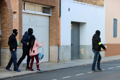Agents dels Mossos s'emporten material i una detinguda d'una de les cases escorcollades al barri de les Quintanes d'Amposta.