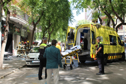Una ambulància del SEM a la zona de l'explosió.