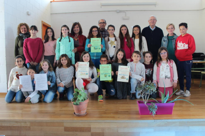 Alumnos que han participado en el Certamen, los finalistas y los ganadores con los miembros del jurado.