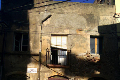 La façana de la casa, el número 6 del carer del Notari Albiñana.
