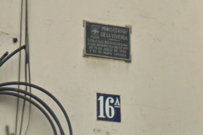 Una placa franquista ubicada en la fachada de un edificio de la calle Reding.