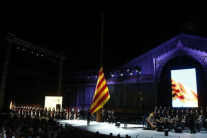 Izada de la bandera al Born, con los Mossos en formación y con la presencia del presidente del Gobierno, Carles Puigdemont.