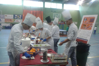 Alumnos de la escuela de Hosteleria han colaborado prepararnt desayunos para los donantes.