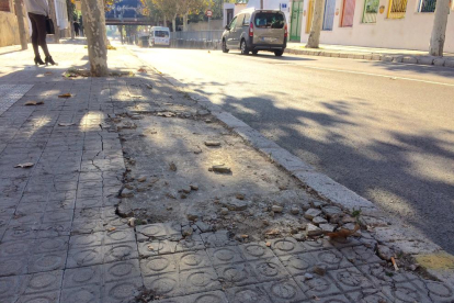 Una vorera afectada al carrer Rovira i Virgili.