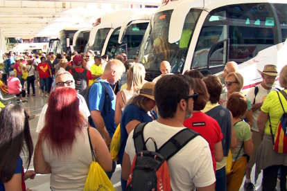 Plano general de ebrenses a punto de subir a los autobuses para ir a Barcelona en la estación de Tortosa, este 11 de septiembre de 2017