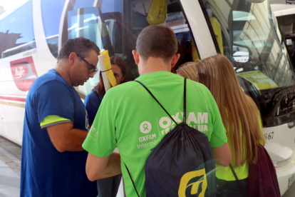 Ebrenses subiendo a los autobuses para ir a Barcelona este 11 de septiembre de 2017, desde la estación de Tortosa