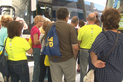 Plano corto de gente haciendo cola para subir a los autobuses a la estación de Tortosa, este 11 de septiembre de 2017