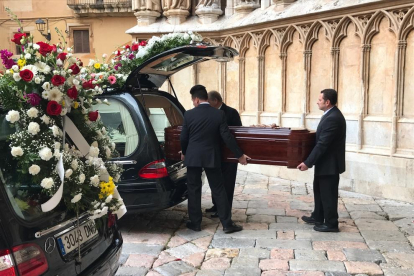El ataúd de Marbel Negueruela entra en el coche fúnebre después del funeral.
