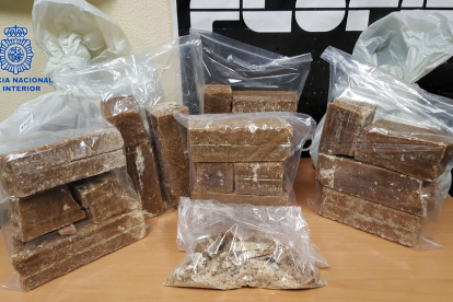 S'han confiscat 2.300 grams de cocaïna i 32 quilos de pasta base de cocaïna.