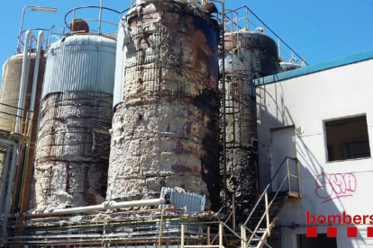 Se incendian los silos de aceite de una nave abandona del polígono Agro-Reus