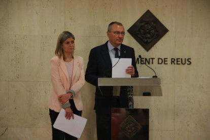 La regidora de Salut de Reus, Noemí Llauradó, i l'alcalde de Reus, Carles Pellicer.
