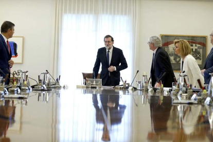 Rajoy i els ministres drets a l'inici del Consell de Ministres extraordinari per aprovar les mesures del 155 per a Catalunya, el 21 d'octubre del 2017