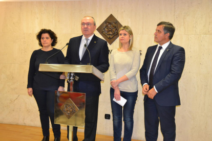 L'alcalde Carles Pellicer en compareixença amb els portaveus dels grups municipals del govern, Montserrat Vilella, Noemí Llauradó i Jordi Cervera. Imatge de l'11 de febrer de 2017