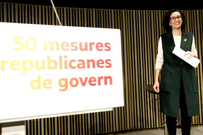 La número 2 d'ERC al 21-D, Marta Rovira, amb un faristol del partit en primer terme on s'hi llegeix '50 mesures republicanes de govern'.