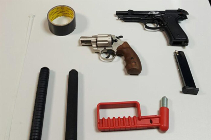 Els Mossos van intervenir dues armes de foc, entre d'altres objectes.