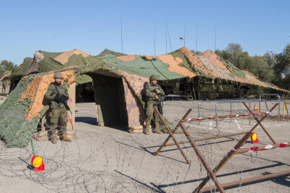 Dos efectivos del ejército español armados durante el operativo 'Eagle Eye' en el Aeropuerto de Reus.