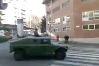 Uno de los vehículos militares circulando por la calle Pere Martell.