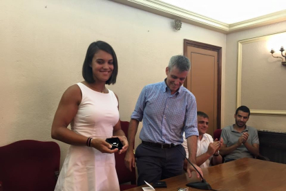 El ayuntamiento de Amposta recibe a la remera Aina Cid después de la obtención de un diploma olímpico