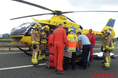 Un momento de los servicios médicos y los Bombers procediendo al traslado del herido en helicóptero.