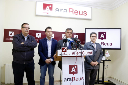 Els dos regidors d'Ara Reus, Daniel Rubio i Jordi Cervera (al centre), amb dos responsables de formació a la seu del partit.