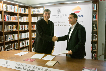 El presidente del Centro de Lectura de Reus, Xavier Filella, y el director del Complejo Industrial de Repsol en Tarragona,