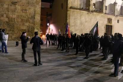 Plano abierto de la concentración antifascista convocada por Cerca en motivo del 78º aniversario de la entrada de las tropas franquistas en Tarragona.