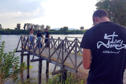 Un operador de cámara grabando una de las escenas de la nueva serie documental sobre danza de Netflix en el delta del Ebro.