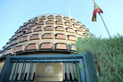 Imatge de l'exterior de la façana del Tribunal Constitucional.