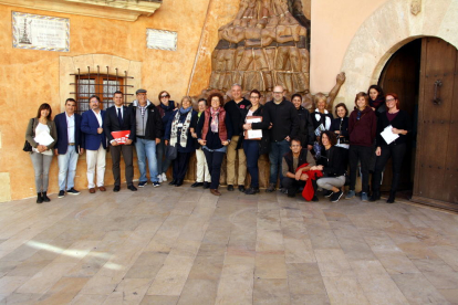 Imagen de los diferentes restauradores del municipio durante una visita guiada a la Vila Closa.