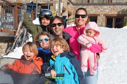 Alejandro Ezquerro, amb la seva dona i els seus cinc fills.
