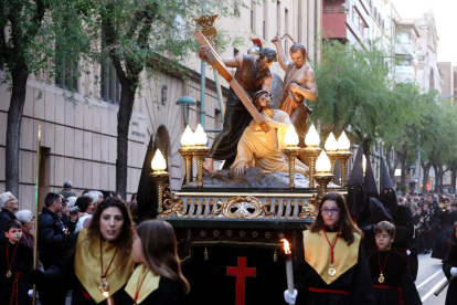 El Viacrucis de los Natzarens salió de la iglesia de Sant Francesc y discurrió por calles de la Part Alta de Tarragona.