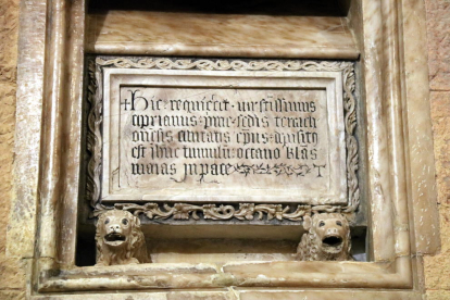 Primer pla de l'urna funerària medieval, amb les restes del bisbe de Tarragona, Cebrià -de finals del segle VII-, amb un epitafi que podria ser una còpia del text de la làpida visigoda original, en una imatge de finals de desembre del 2016
