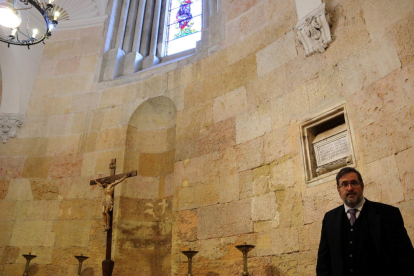 Plan|Plano general del ábside de la catedral de Tarragona, con el director del Museo Bíblico Tarraconense, el arqueólogo Andreu Muñoz, debajo de la urna funeraria que conserva los restos del obispo Cebrià, en una imagen de finales de diciembre del 2016