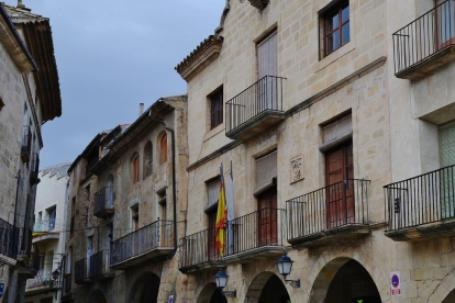 La fachada del Ayuntamiento de Batea.