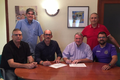 Foto: Imatge de la signatura dels dos ajuntaments i el Club Esportiu l'Arboç .