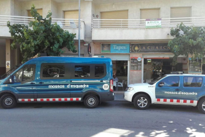 Imagen de dos furgones de los Mossos D'Esquadra ante|delante de uno de los bloquess de Torredembarra donde se está realizando la operación policial antidroga.