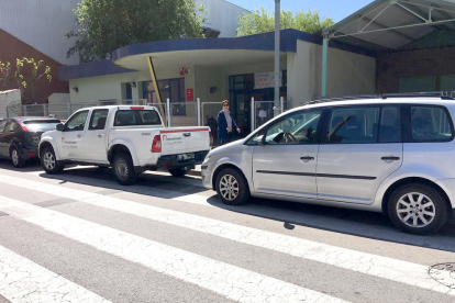 Vehicles estacionats sobre el pas de vianants al davant de l'escola del Serrallo.