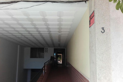 Imagen del portal de uno de los bloques de Torredembarra donde los Mossos D'Esquadra están realizando la operación policial antidroga.