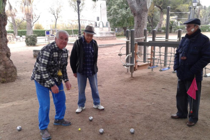Els quatre veterans jugadors de petanca, ahir al matí fruint de la pràctica d'aquest esport al Parc de Saavedra.