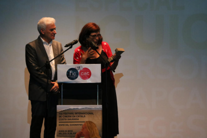 Plano abierto medio del director del FIC-CAT, Antonio Barrero, haciendo la entrega del premio honorífico a Rosa Vergés durante la clausura del FIC-CAT.