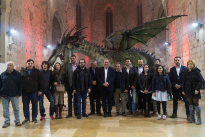 Foto de familia con el dragón de Sant Jordi de Montblanc detrás. 12/03/2017