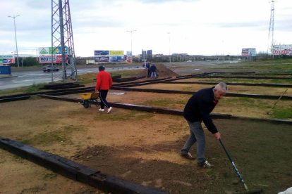 Las pistas están hechas con travesías de madera de las vías del tren y con arena.