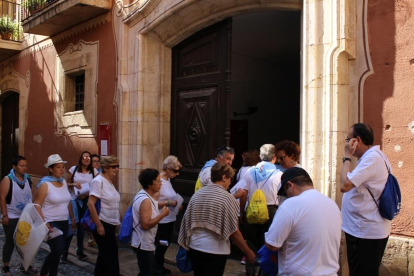 Los participantes del programa 'Anem a Caminar' de Tarragona y Reus visitaron la Casa Castellarnau.