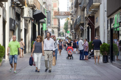Peatones paseando por la calle de Monterols, en una imagen de archivo.