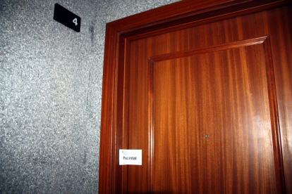 Pla mig de la porta número 4 i del precinte policial, en un habitatge de Salou, el 23 d'agost del 2016
